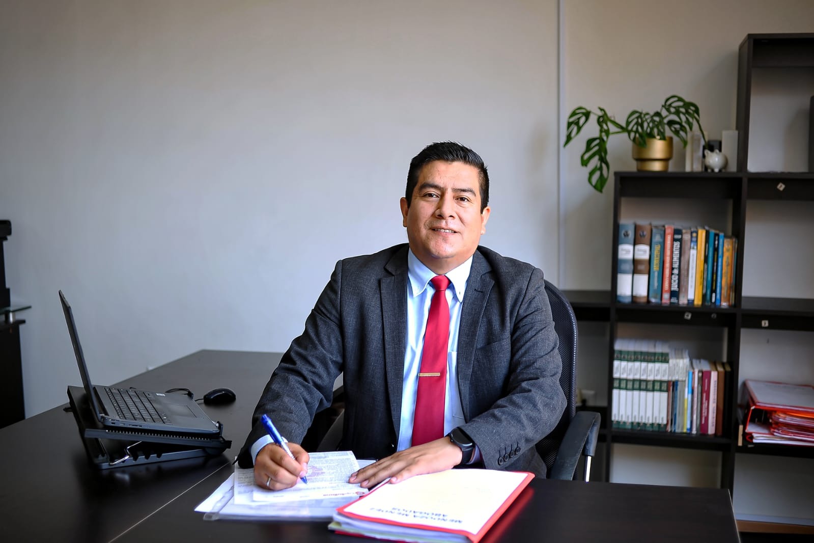 Dr. Mendoza Méndez - Socio Director en su despacho jurídico en Miraflores